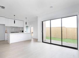 Modern and bright 3 bedroom home with free parking, casa de temporada em Plumpton