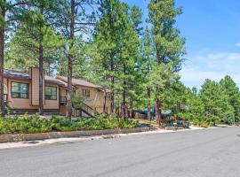 Cheerful Kathys Cabin, King Bed, Hot Tub, Close to NAU, Airport & Hiking Trails!, hotell i Flagstaff
