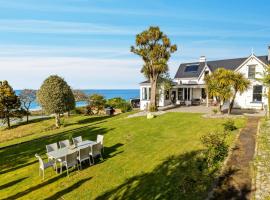 The Professor's Beach House - Brighton Home, hotel amb aparcament a Mosgiel