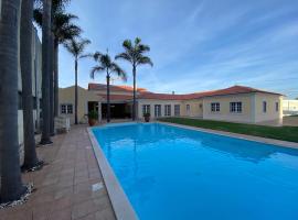 Spacious ground-floor villa with private & heated pool, hotel in São Martinho do Porto