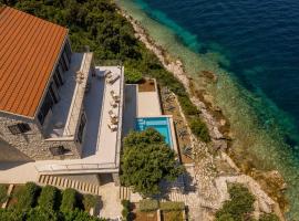 Brīvdienu māja Villa Korcula Waterfront A Beautiful 5 Bedroom Villa A Few Steps from The Sea pilsētā Korčula