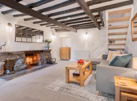 Bluebell Wood Cottage - with hot tub!, casa de férias em Cartmel