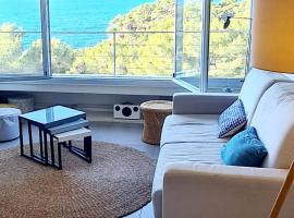 SUPERBE APPARTEMENT VUE MER - PLAGE, PISCINE et TENNIS PRIVE, готель у місті Бандоль