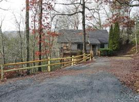 The Mayfly Cabin - Fightingtown creek, fly fishing, mountain view, fire pit, pet friendly getaway!, hotel in McCaysville