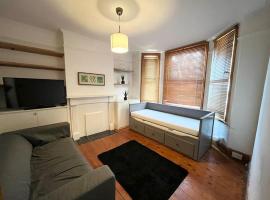 Spacious flat with patio garden, Hotel in Raynes Park