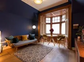 JOIVY Contemporary Cottage with Free Parking