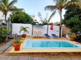 One bedroom apartement at Flic en Flac 800 m away from the beach with shared pool enclosed garden and wifi