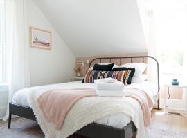 Downtown Picton 2-Bedroom Boho Suite!, hotel in Picton