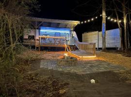 Daffodil Dream Camper with Hot Tub - Movie Screen - Fire Pit - BBQ, hotel Jonesville városában