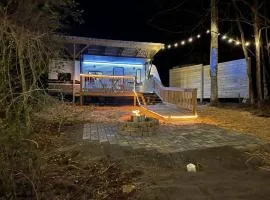 Daffodil Dream Camper with Hot Tub - Movie Screen - Fire Pit - BBQ