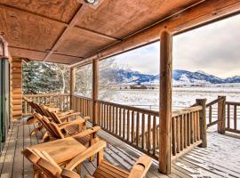 Rustic Livingston Home with Deck and Mtn Views!、リビングストンの別荘