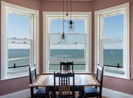 Stylish Beachfront Apartment, Sweeping Ocean Views and Luxury Touches, hotel in Herne Bay
