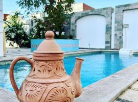 Luxorious villa with a pool near the laguna، كوخ في دهب