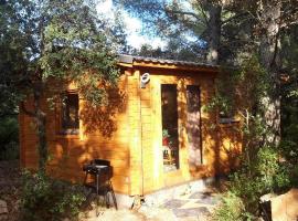 Chalet en colline, place to stay in Cornillon-Confoux