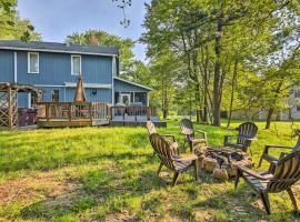 Lake Harmony Resort Home with Deck and Fire Pit!, hotel con spa en Lake Harmony