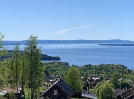 Charmig stuga med panoramautsikt över sjön Siljan., hotell i Rättvik