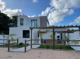 Rich villa is new, stunning and modern, hotel sa Calodyne