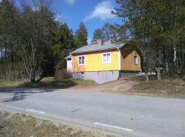 Nice house with new bathroom, good accessibility, hotel a Töre