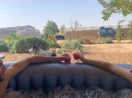 חאן בכפר במשק בלה מאיה - האוהל, tapak glamping di Nevatim