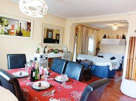 Preciosa y tranquila villa en Valencia con piscina privada, hôtel à Llíria