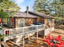 Cabin w Hot Tub, Indoor Pool, Gym Access, & Grill，Hedgesville的有停車位的飯店