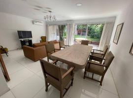 Amplia Casa cerca de Aristdes con Patio y Parilla, ξενοδοχείο σε Μεντόσα