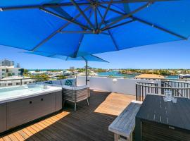 Incredible Beachside Penthouse-RIVA11, hotel with jacuzzis in Mooloolaba