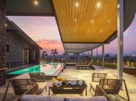 StayVista's Le Ciel - Lakeside Retreat Amidst Farmland with Pool, Indoor Activities, Lawn, Bonfire Pit & Ample Seating Space: Wādhiware şehrinde bir otel
