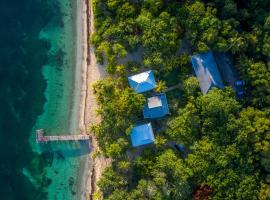 Camp Bay Lodge, hótel í Roatán