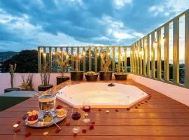 Rooftop Hot Tub! 3 levels, 5Bedroom in Villa Noria