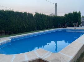 Encantador y acogedor alojamiento con piscina, hotel with pools in Monserrat