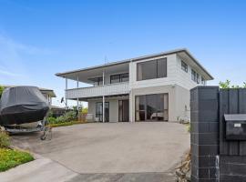 Manaia View - One Tree Point Holiday Home, holiday home in One Tree Point