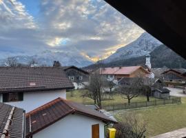 Dachgeschosswohnung mit traumhaftem Zugspitzblick bei Garmisch，法爾先特的滑雪度假村