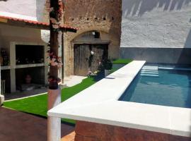 Casa de pueblo con piscina，El Acebrón的附設泳池的飯店