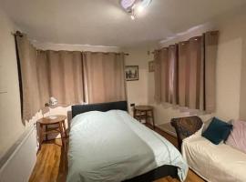Spacious bungalow in London, near Central London, the excel centre and the O2, With garden and parking, ideal for families