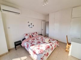 City View Rooms, habitació en una casa particular a Làrnaca