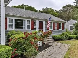 A Cozy Cape house steps to Restaurants & Beaches ~1.4 miles down scenic roads