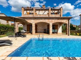 Rustic Villa Lara with pool, hotel in Čabrunići