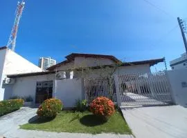 CASA COM PISCINA EM ÁREA NOBRE