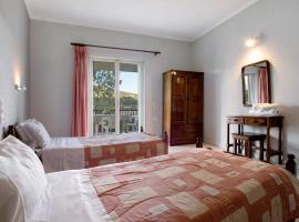 Dolphin Apartment 8, hotel in Kerion