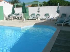 Coquette maison avec piscine partagee – hotel w mieście Le Bois-Plage-en-Ré