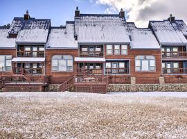 Peaceful Pagosa Springs Townhome with Hot Tub!, hotel v mestu Pagosa Springs