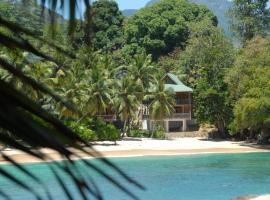 LÌlot Beach Chalets, cabin in Glacis