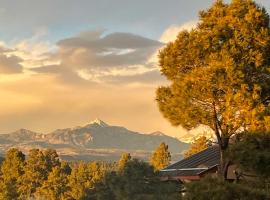 Cozy Pagosa Condo Stunning Mountain and Lake Views!, διαμέρισμα σε Pagosa Springs