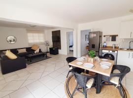 Beachfront apartment in a secure complex, hotel near Public parking for beach access, Port Alfred