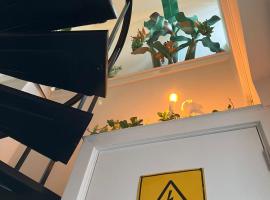 Monkey Tree Stay，位于斯希丹的住宿加早餐旅馆