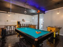 Brand-New Game Room, Nearby Ski, Lake Wallenpaupack - Sleeps 18!、Hawleyの駐車場付きホテル