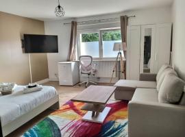 Ch privée 23m - Canapé lit - WIFI - Appart 120m, B&B em Woippy