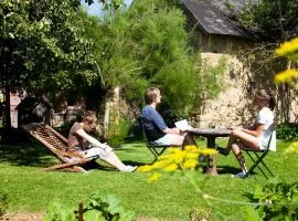 Charme du XVIIe avec grand terrain clos, dépendances restaurées, jardin, garage fermé et équipements divers - FR-1-410-157