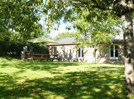 Gîte Saint-Léonard-des-Bois, 8 pièces, 15 personnes - FR-1-410-224, casa de campo em Saint-Léonard-des-Bois